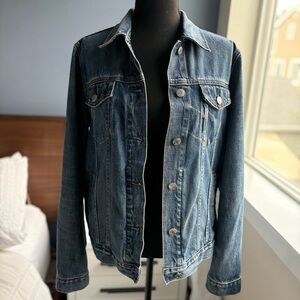 GAP Classic Medium Wash Denim Jacket w 6 Pockets